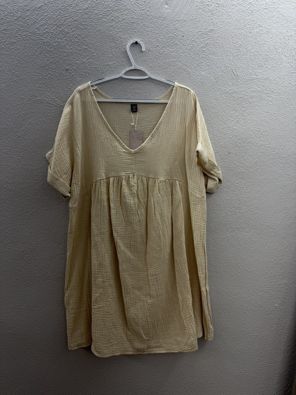 Shein Womens Dress Size 1XL Tan Gauzy Short Sleeve V-Neck Pleated NWTs